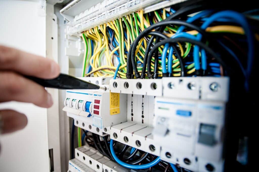 Câblage d’une armoire électrique, disjoncteurs et borniers